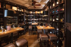3 restaurants, breakfast, lunch, dinner served; French cuisine
