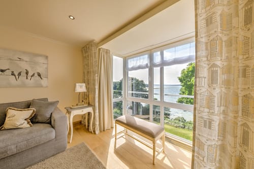 ์ค์ํธ (Fjord Maisonette Double Room) | ๊ฑฐ์ค ๊ณต๊ฐ | ์์ฑ ์ฑ๋ ์์ฒญ์ด ๊ฐ๋ฅํ 32์ธ์น LCD TV, TV