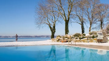 Piscina interna, piscina externa, guarda-sóis, espreguiçadeiras