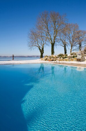 室内游泳池，室外游泳池，池畔遮阳伞，日光浴躺椅