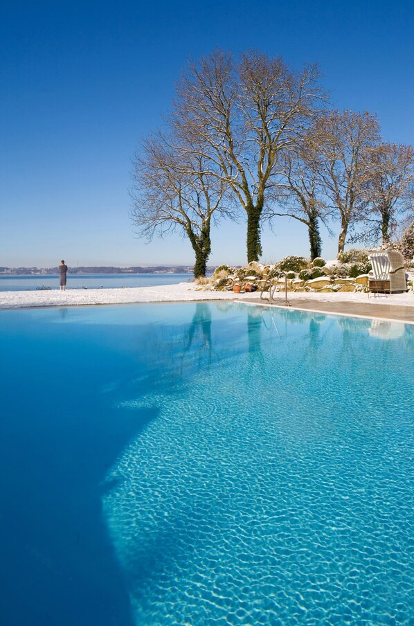 Kolam renang tertutup, kolam renang terbuka, payung kolam 