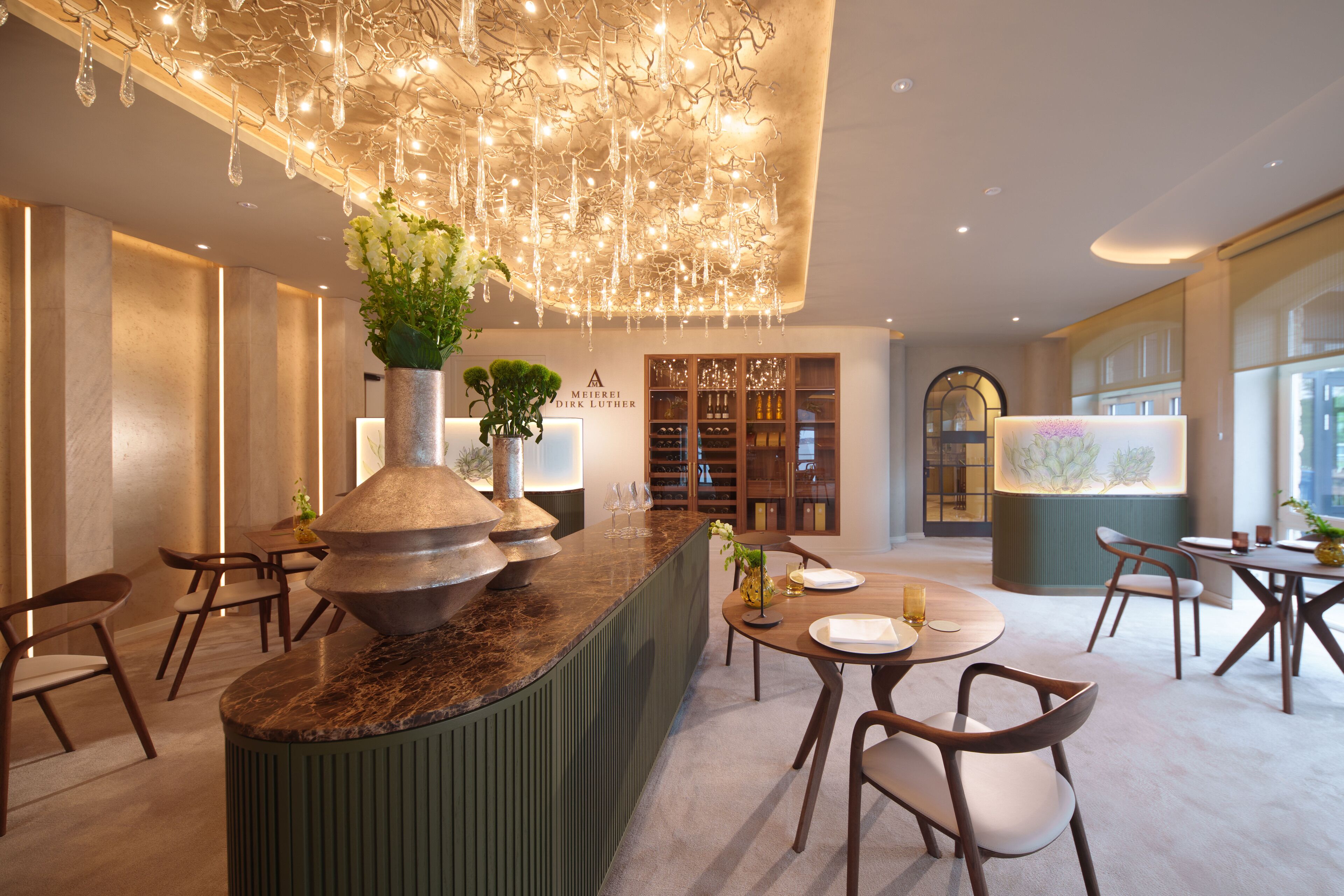 3 restaurants, breakfast, lunch, dinner served; french cuisine