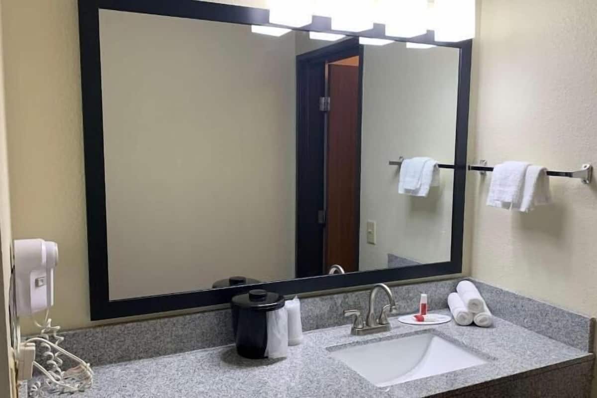 Bathroom | Free toiletries, towels