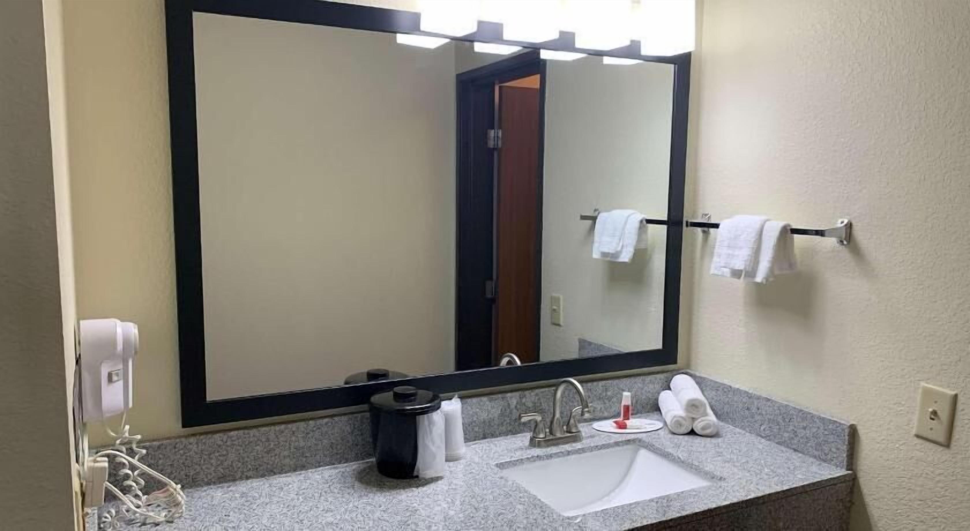 Bathroom | Free toiletries, towels