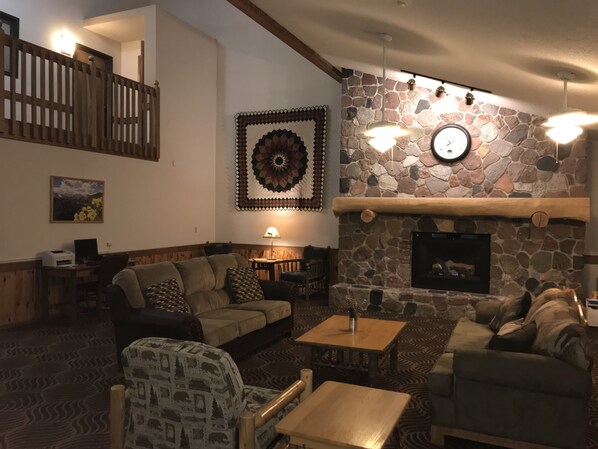 Lobby sitting area - Boarders Inn & Suites by Cobblestone Hotels - Wautoma (Wautoma)