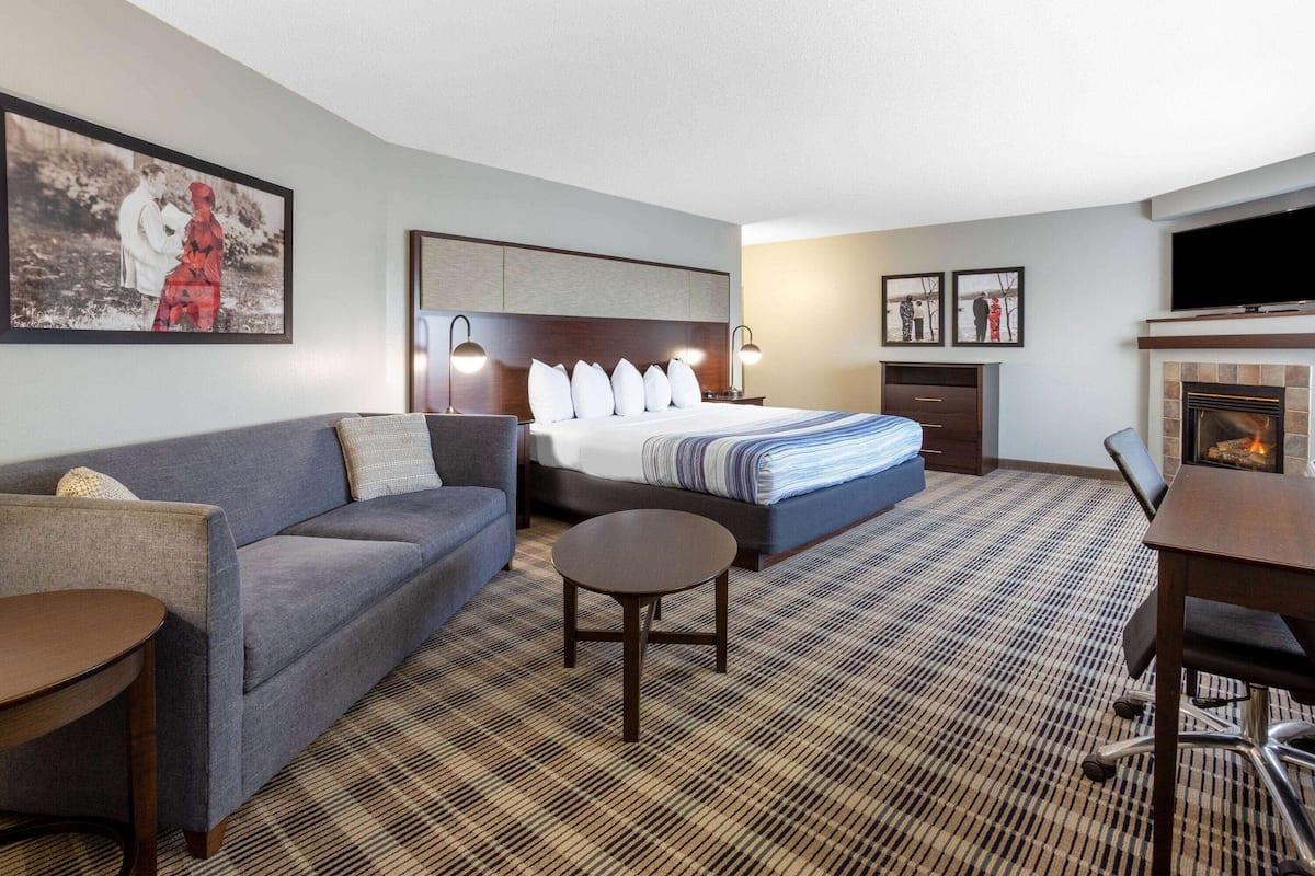 Grand Studio Suite, 1 King Bed, Non Smoking (Grand Master) | Desk, laptop workspace, iron/ironing board, free cribs/infant beds