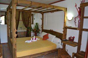 Ropa de cama de alta calidad y caja de seguridad en la habitación