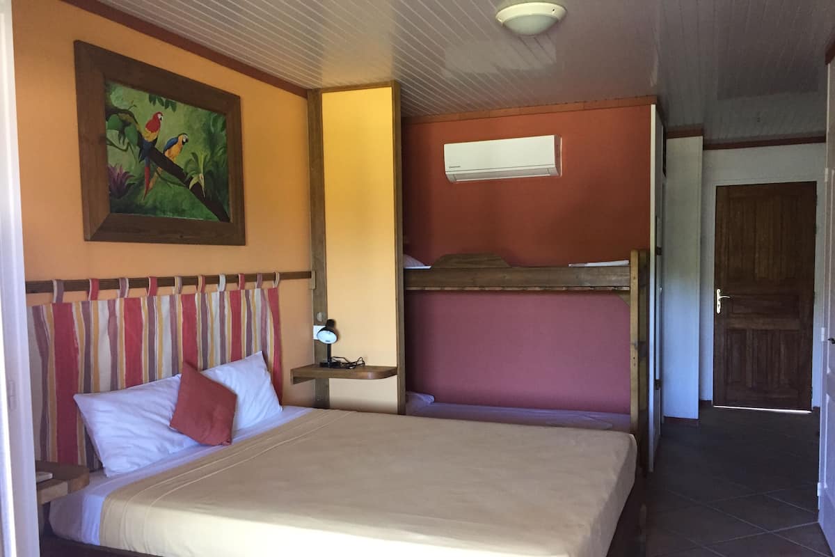 Ropa de cama de alta calidad y caja de seguridad en la habitación