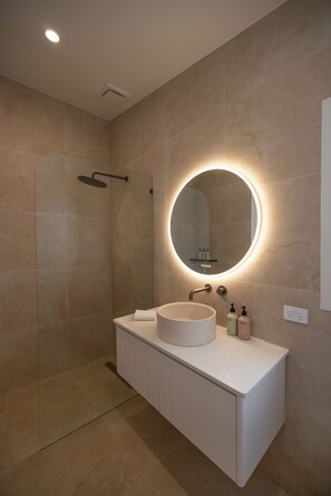 Standard Studio | Bathroom | Designer toiletries, hair dryer, towels - Aloha Byron Bay (Byron Bay)
