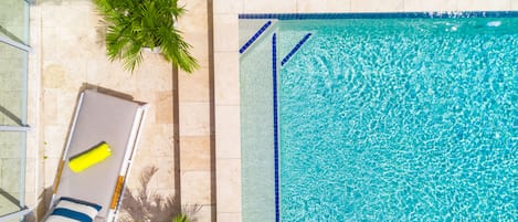 Una piscina al aire libre (de 09:00 a 21:00), sombrillas