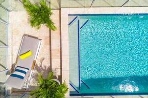 2 piscinas al aire libre (de 09:00 a 21:00), sombrillas