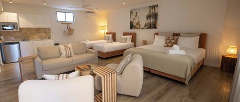 Familie studio suite | Woonruimte | Een 42-inch televisie met digitale zenders en Netflix