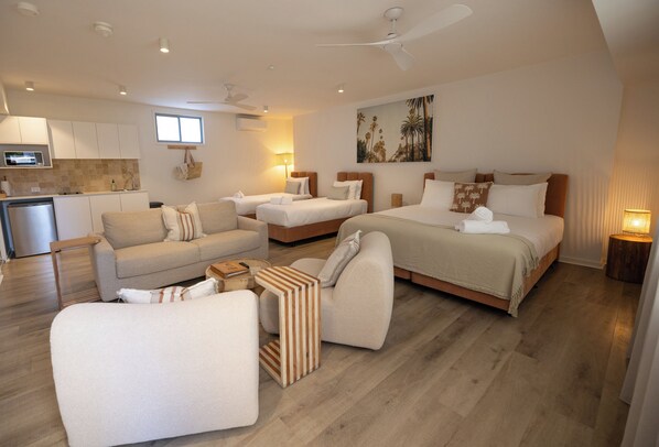 家庭开间套房 | 起居区 | 42-英寸电视 （配备数码频道）、Netflix