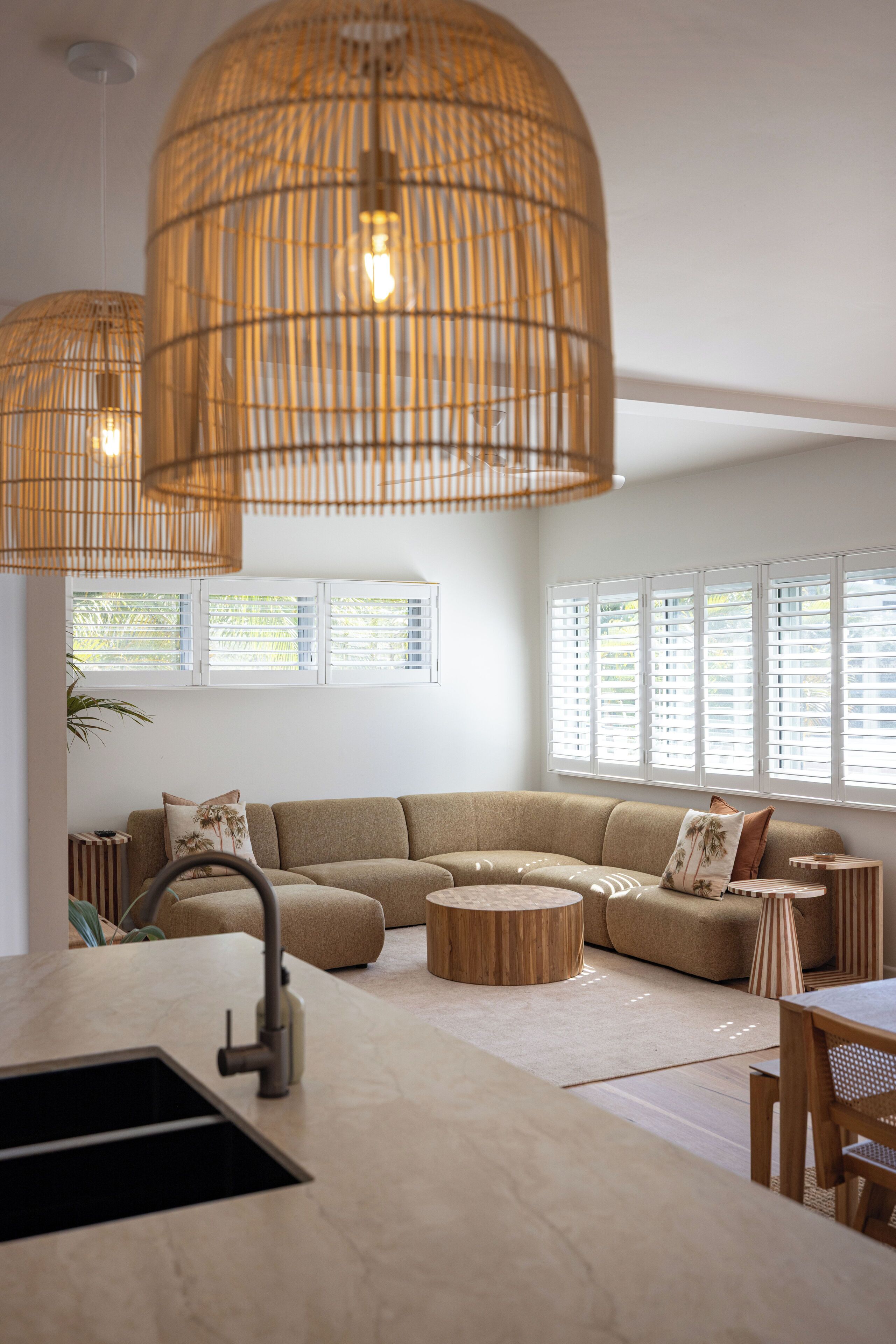 Casa | Área de sala de estar | Televisión de 42 pulgadas con canales digitales y Netflix 