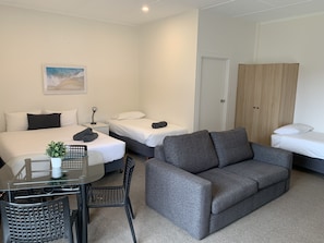 Camera familiare | Area soggiorno | TV a schermo piatto, Netflix