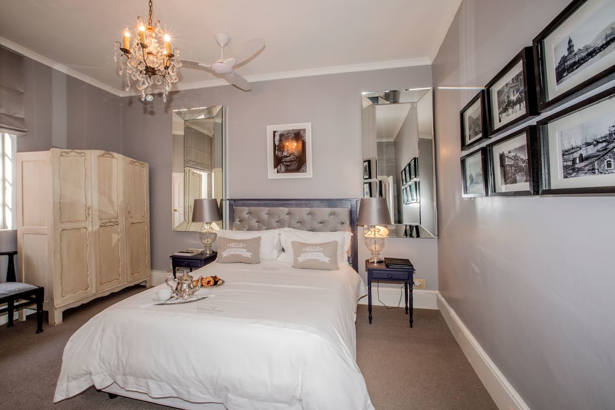 1 bedroom, Egyptian cotton sheets, premium bedding, down comforters
