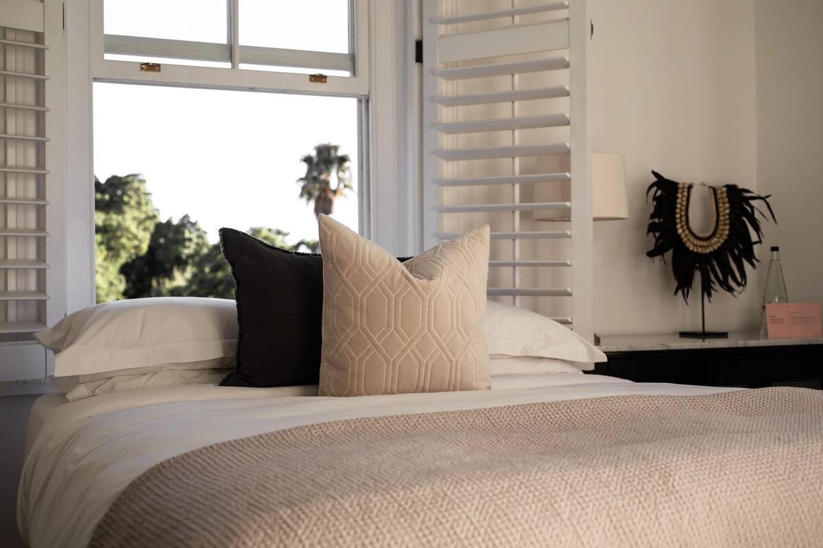 Standard Room, 1 Queen Bed | Premium bedding, down comforters, minibar, in-room safe