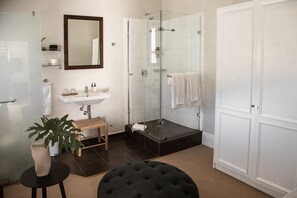 Luxury Suite, Balcony | Bathroom | Designer toiletries, hair dryer, towels, soap - Noah House (Cape Town)