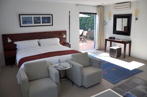 Deluxe-sviitti | Egyptinpuuvillaiset lakanat, Select Comfort -patjalliset sängyt