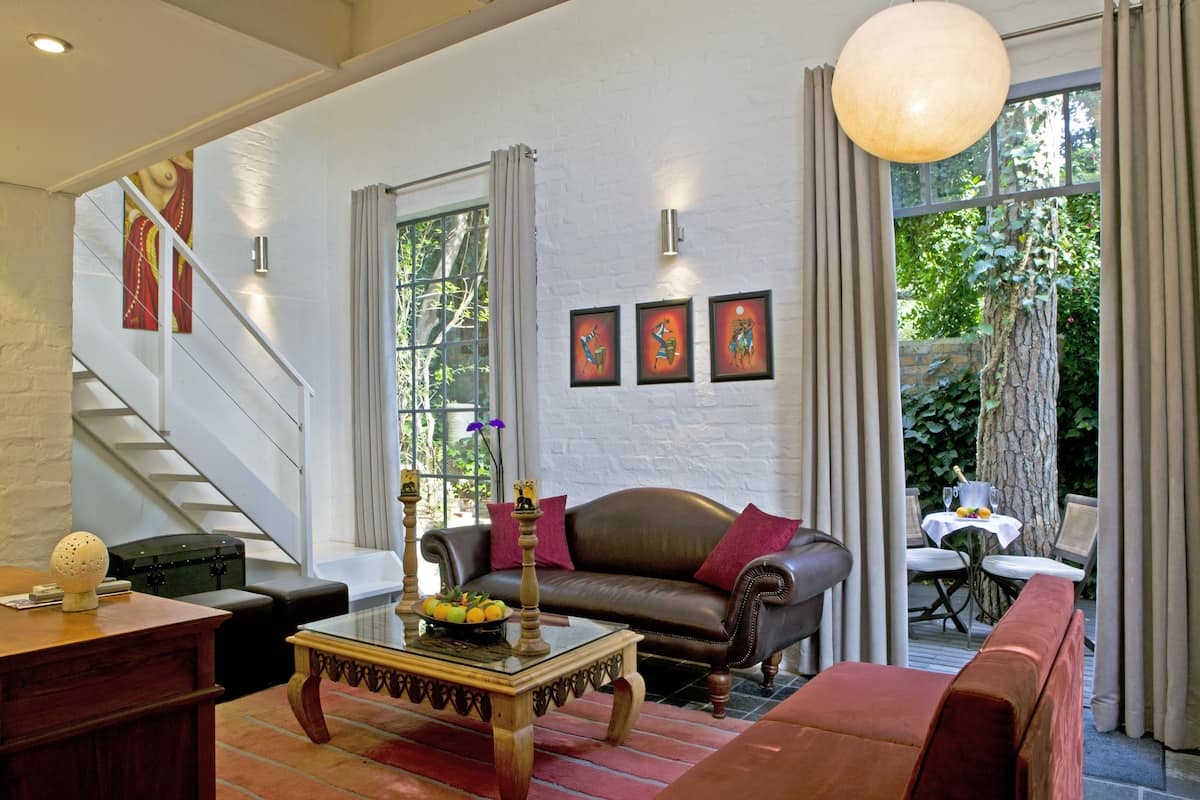 Studio Suite | Living room