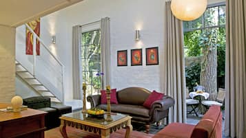 Studio Suite | Living room