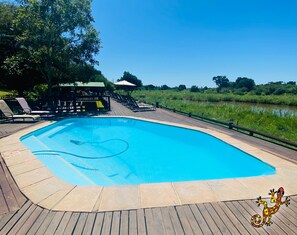 Piscine extérieure, parasols de plage, chaises longues