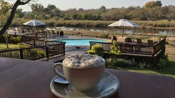 Daily cooked-to-order breakfast (ZAR 140 per person)