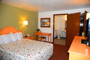 Escritorio, espacio para trabajar con laptop y cortinas blackout