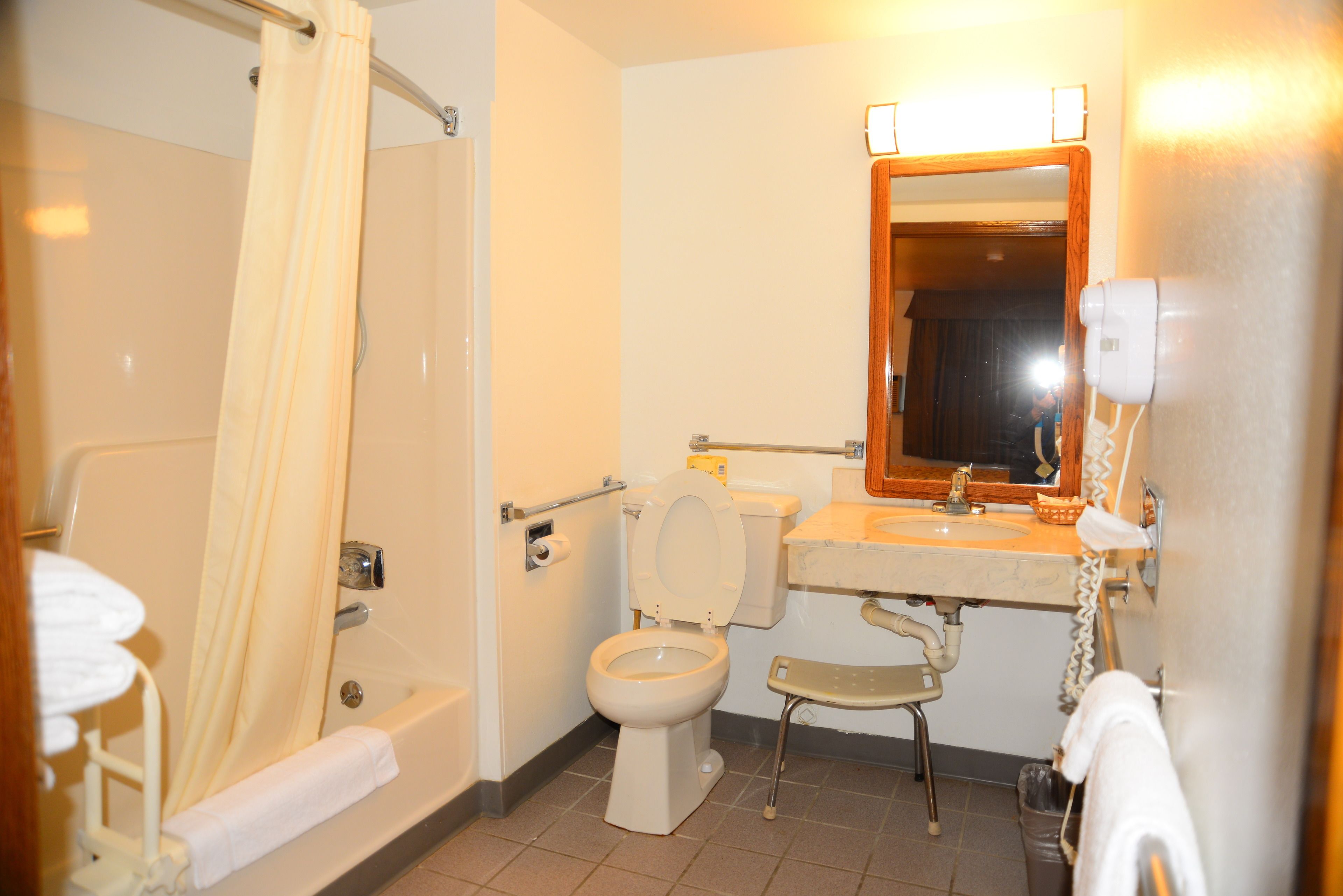 Deluxe Room, 1 Queen Bed, Accessible | Bathroom | Combined shower/tub, hydromassage showerhead, free toiletries