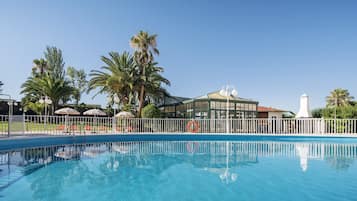 Piscina stagionale all'aperto, ombrelloni da piscina, lettini