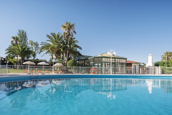 Piscine extérieure (ouverte en saison), parasols de plage