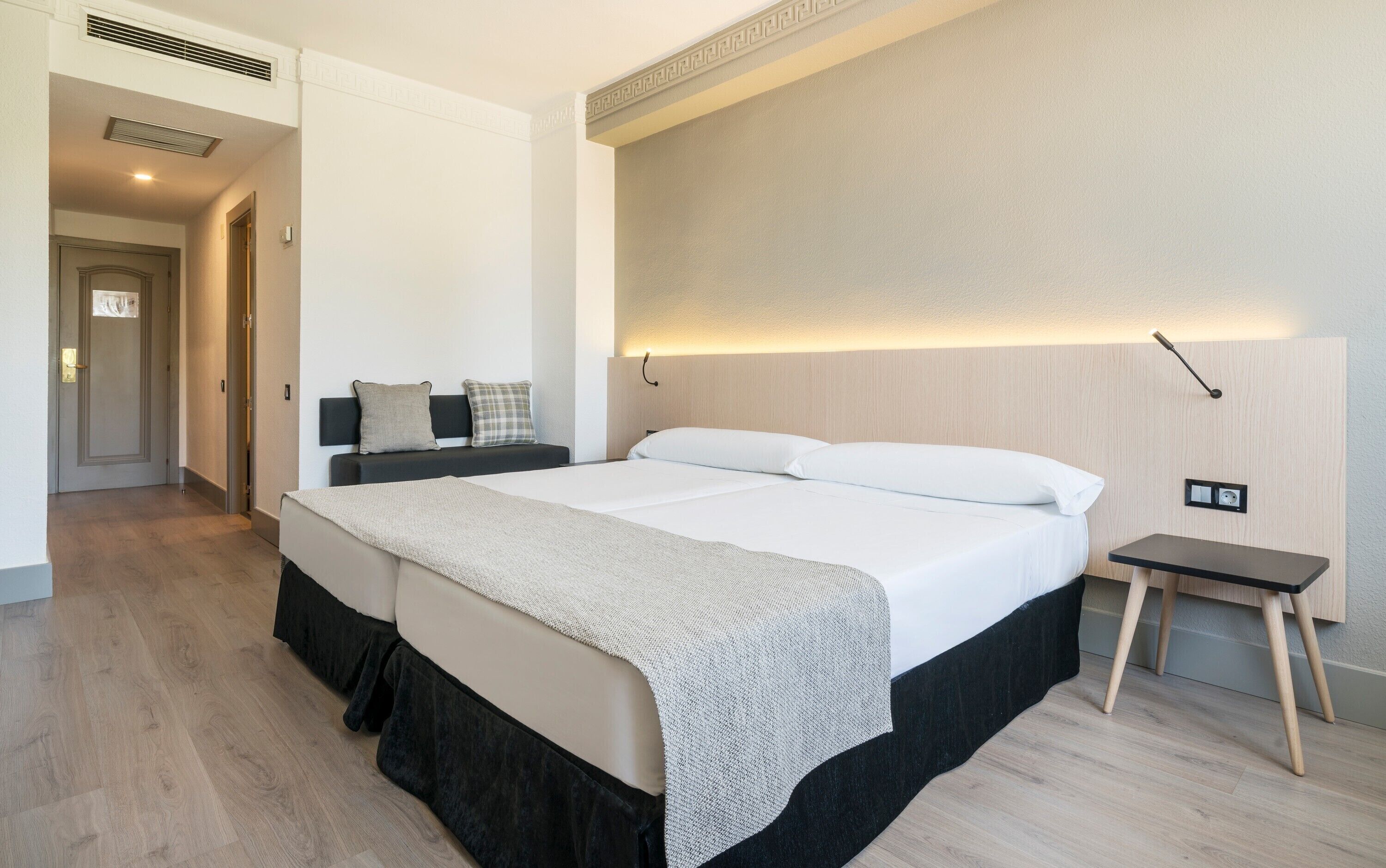 Caja de seguridad en la habitación, escritorio y cortinas blackout 