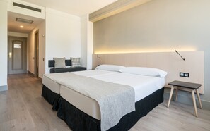 Caja fuerte, escritorio, cortinas opacas y tabla de planchar con plancha