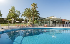 Seasonal outdoor pool, pool umbrellas, sun loungers - Hotel ILUNION Las Lomas (Merida)