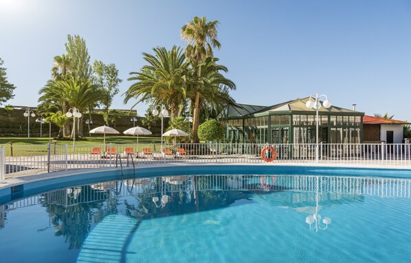 Seasonal outdoor pool, pool umbrellas, sun loungers