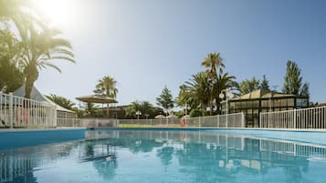 Piscina externa sazonal, guarda-sóis, espreguiçadeiras