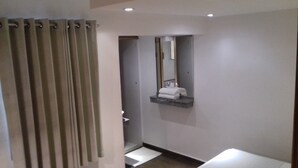 A modern bathroom with a shower, a mirror, and a towel rack. - Estrela da Água Fria (São Paulo)