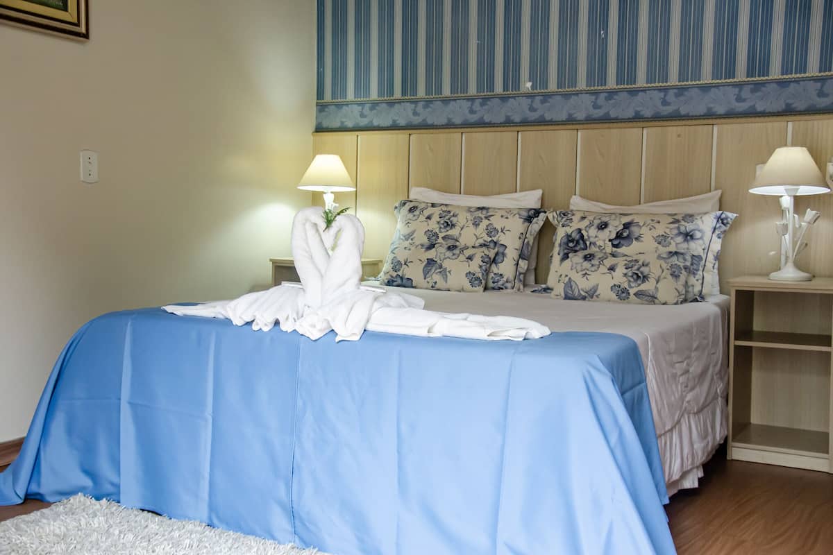 Double Room (com Varanda) | In-room safe, blackout curtains, soundproofing, free WiFi