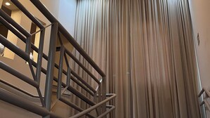 A staircase with metal railings and a ceiling with recessed lighting and pendant lights. - Maximus Sottile Hotel (Ji Parana)