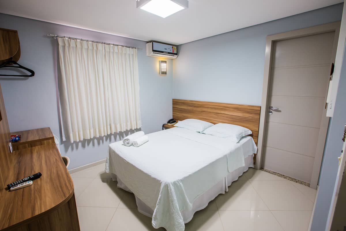 Quarto Executivo Duplo/ 1 Cama casal | Peralatan tempat tidur premium, bar mini, meja, Wi-fi percuma
