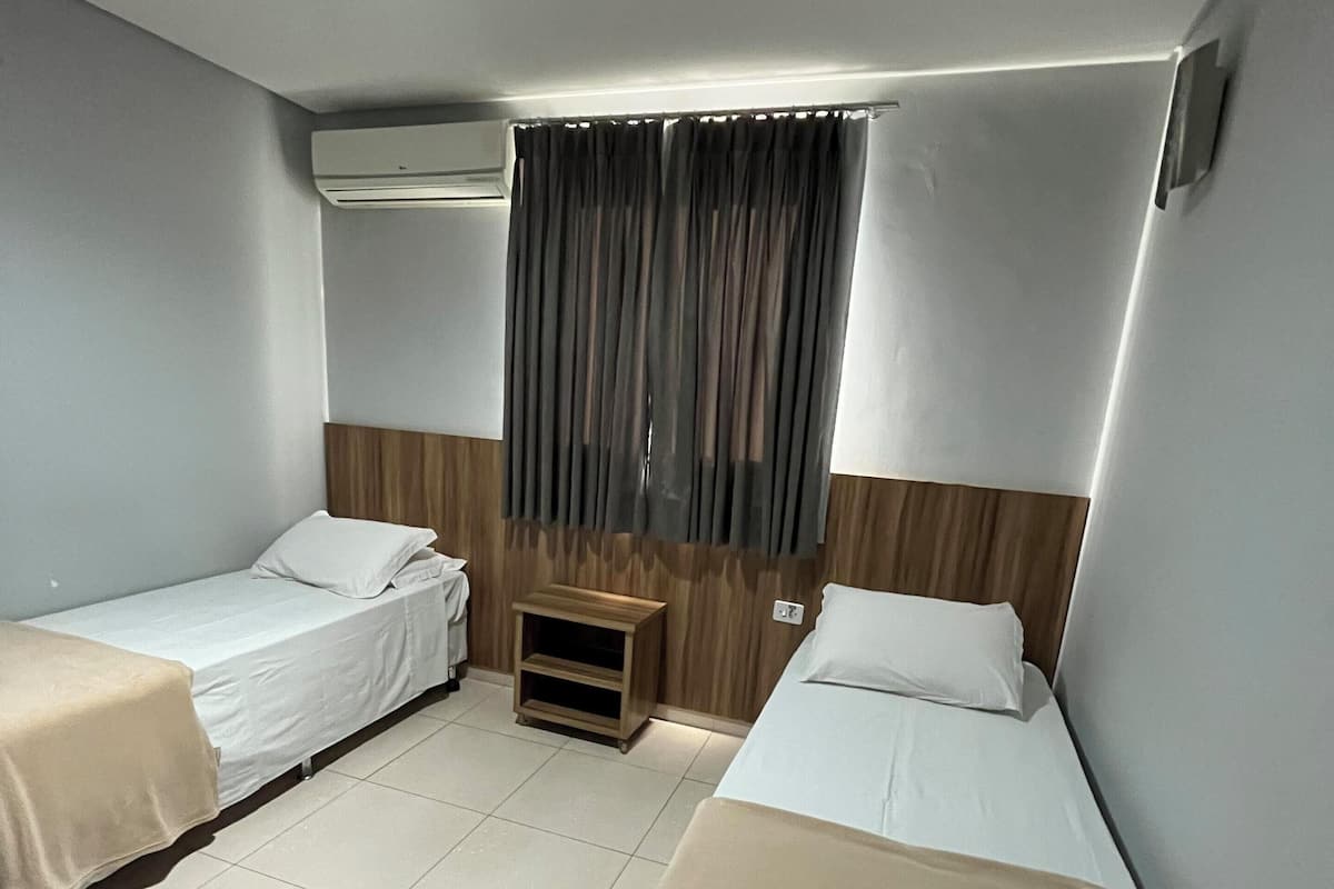 Quarto Executivo Duplo/ 2 camas solteiro | Peralatan tempat tidur premium, bar mini, meja, Wi-fi percuma
