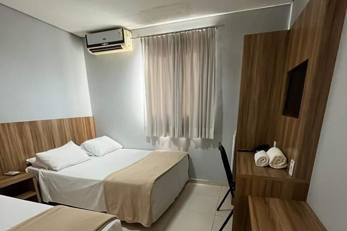 Executive Triple Room | Peralatan tempat tidur premium, bar mini, meja, Wi-fi percuma