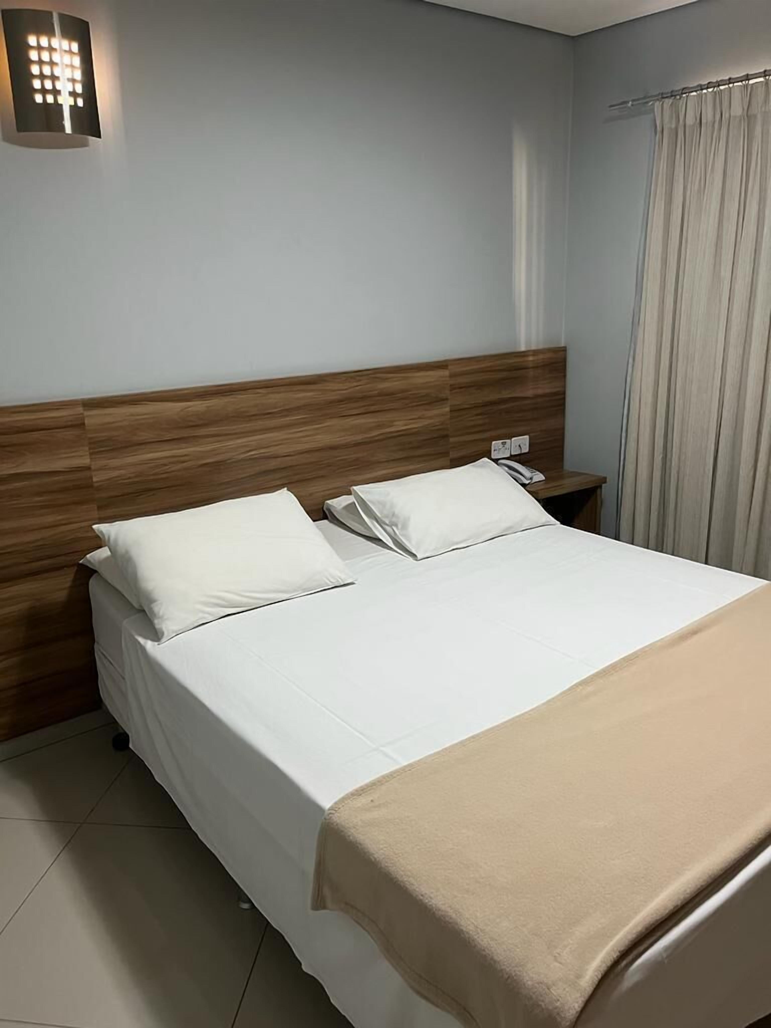 Luxe beddengoed, een minibar, een bureau, gratis wifi