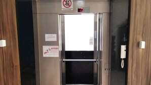 An elevator with a sign indicating no smoking. - Monte Castro Executive Hotel (Araguari)