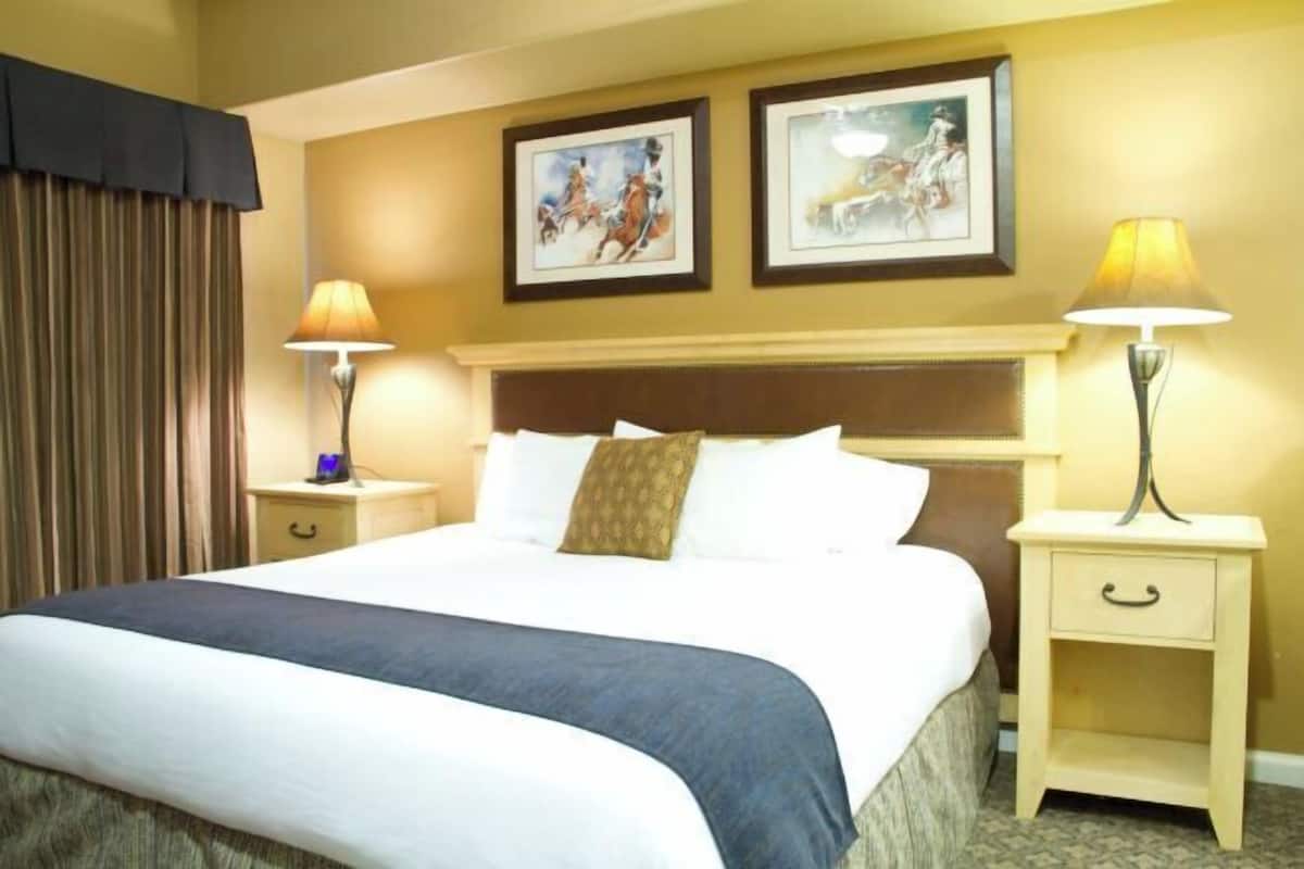 Caja de seguridad en la habitación y tabla de planchar con plancha