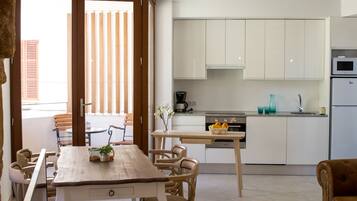 Exclusive Apartment, 2 Bedrooms, City View | Private kitchen