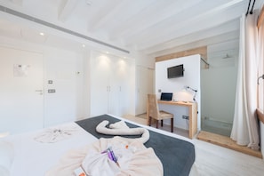1 dormitorio, sistema de insonorización, wifi gratis y ropa de cama