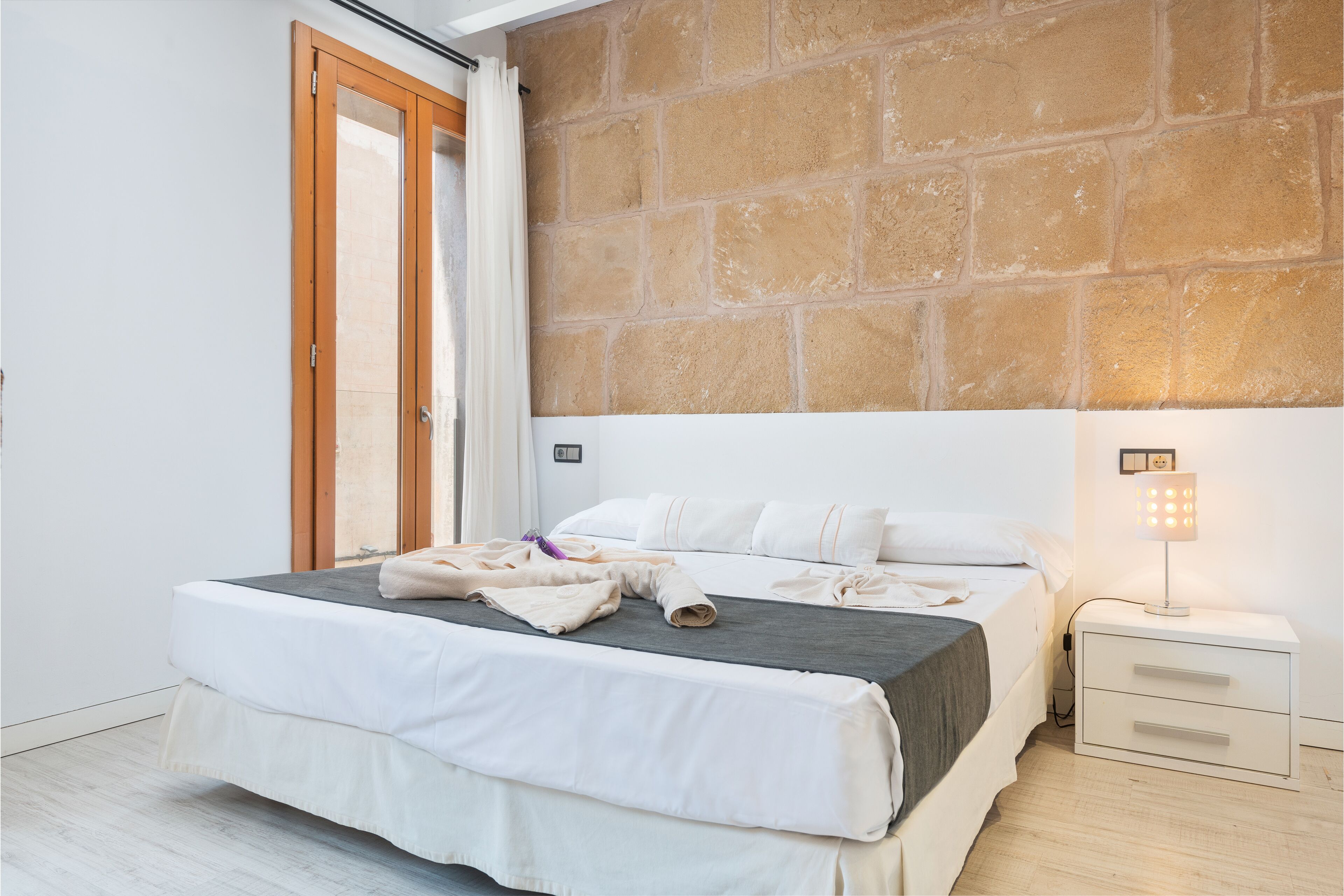 soundproofing, free wifi, bed sheets