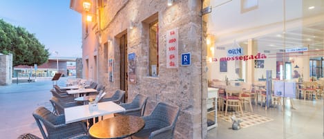 Breakfast and lunch served, alfresco dining