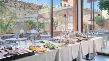 Breakfast and lunch served, al fresco dining